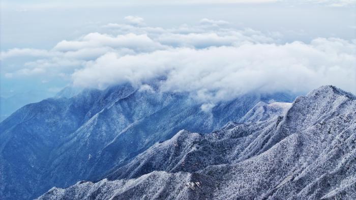 航拍江西庐山雪后银装素裹云海翻涌