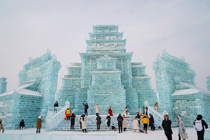 进入“冰雪奇缘”时空 打卡哈尔滨冰雪大世界