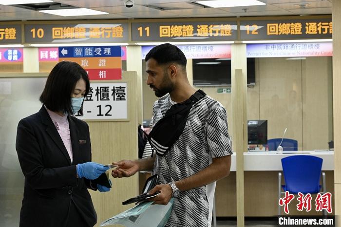 7月10日，有外籍人士到位于香港中旅证件服务港岛中心申领“港澳居民来往内地通行证（非中国籍）”。中华人民共和国出入境管理局在香港回归祖国27周年纪念日当天发布公告，为进一步便利内地与香港、澳门间人员交流交往，支持香港、澳门更好融入国家发展大局，由7月10日起为港澳永久性居民中的非中国籍人员签发来往内地通行证件。 <a target='_blank' href='/'>中新社</a>记者 李志华 摄